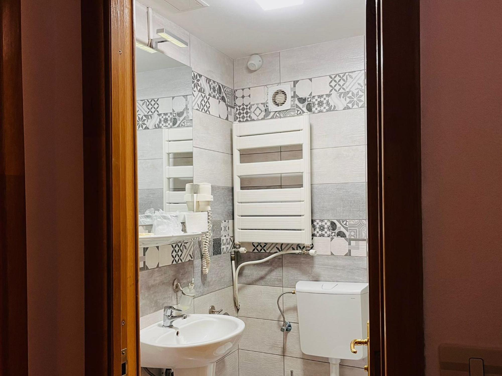 טרגובישטה Hotel Dambovita מראה חיצוני תמונה